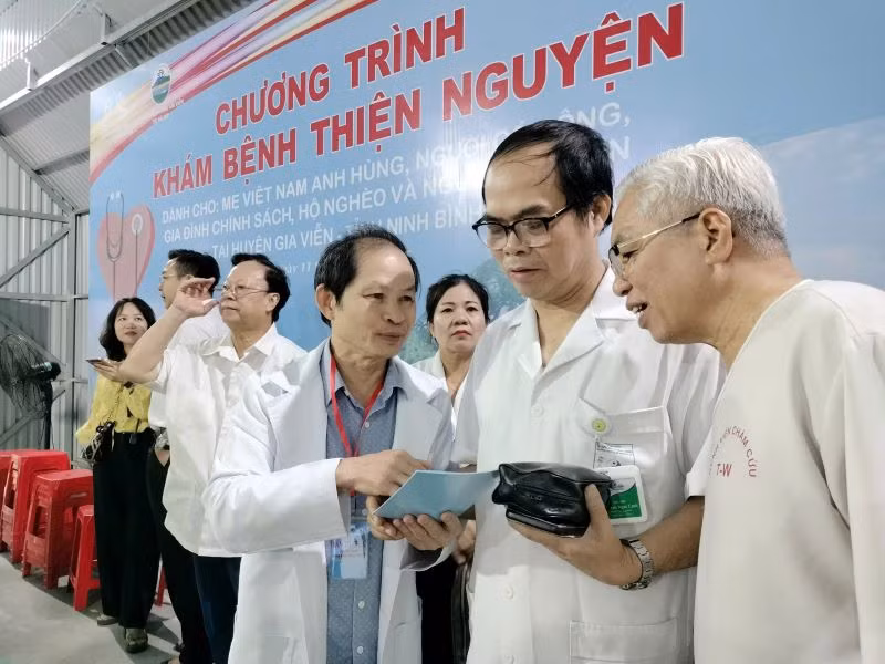 Các chuyên gia y tế tại Hà Nội trao đổi chuyên môn tại buổi khám. (Ảnh: VĂN LÚA)