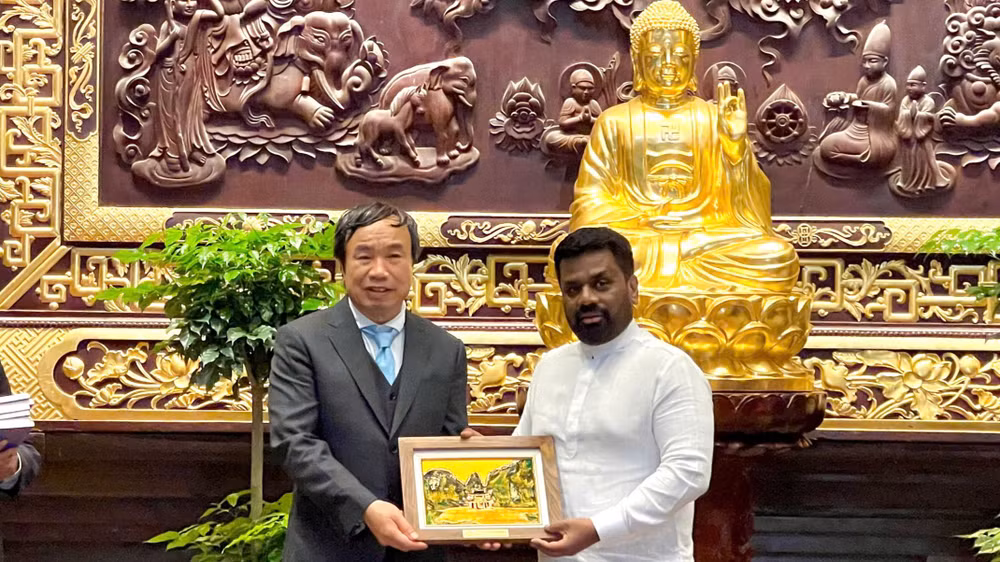 Tổng thống Sri Lanka Anura Kumara Dissanayaka tặng quà cho các đại biểu tỉnh Ninh Bình. Tổng thống Sri Lanka Anura Kumara Dissanayaka tặng quà cho các đại biểu tỉnh Ninh Bình.