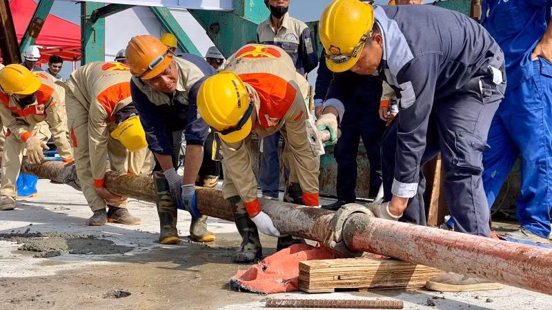 Các công nhân tiếp tục thi công phần khối lượng còn lại của dự án. (Ảnh: YẾN TRINH)