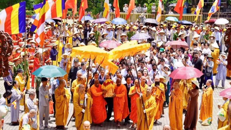 Ban tổ chức cung rước xá lợi Đức Phật về chùa Bái Đính.
