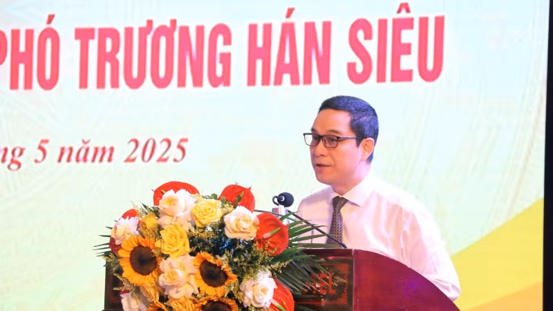 Phó Giáo sư, Tiến sĩ Tạ Minh Tuấn, Phó Chủ tịch Viện Hàn lâm Khoa học xã hội Việt Nam phát biểu đề dẫn tại Hội thảo. Phó Giáo sư, Tiến sĩ Tạ Minh Tuấn, Phó Chủ tịch Viện Hàn lâm Khoa học xã hội Việt Nam phát biểu đề dẫn tại Hội thảo.