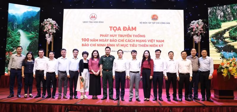 Các đại biểu chụp ảnh lưu niệm sau tọa đàm. (Ảnh: ANH QUANG)