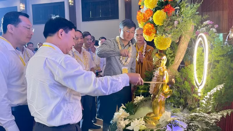 Các đại biểu thực hiện nghi thức tắm Phật. Các đại biểu thực hiện nghi thức tắm Phật.