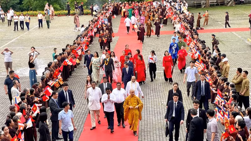 Đông đảo tăng ni, phật tử phấn khởi, vui mừng đón tiếp Tổng thống Sri Lanka Anura Kumara Dissanayaka. Đông đảo tăng ni, phật tử phấn khởi, vui mừng đón tiếp Tổng thống Sri Lanka Anura Kumara Dissanayaka.