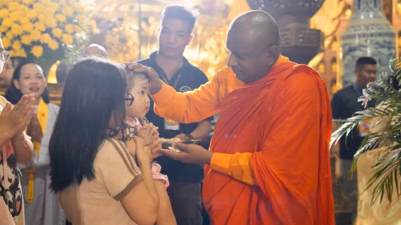 Nghi lễ cung rước xá lợi Đức Phật được tổ chức trang nghiêm, thành kính, thể hiện lòng tri ân và tôn vinh giá trị từ bi, trí tuệ của Đức Phật.