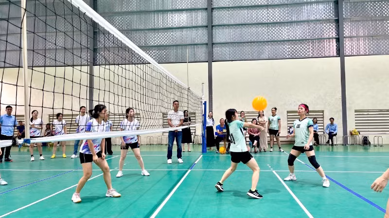 Trận đấu giữa đội của Sở Tài chính và Quỹ đầu tư phát triển ở Giải bóng chuyền hơi nữ.