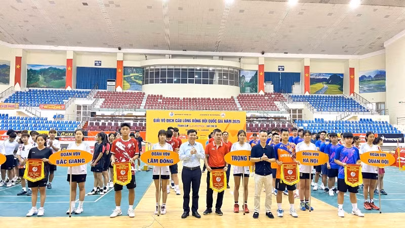 Ban tổ chức giải trao cờ lưu niệm cho các đơn vị tham gia.
