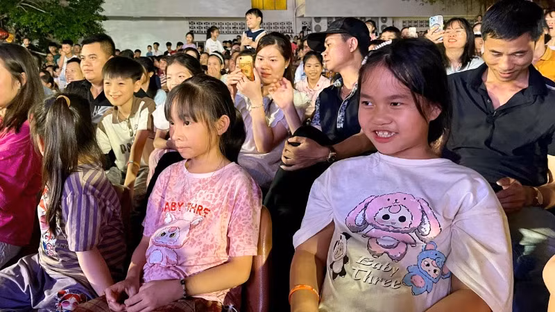 Các bạn nhỏ hào hứng và thích thú với các tiết mục tại chương trình.