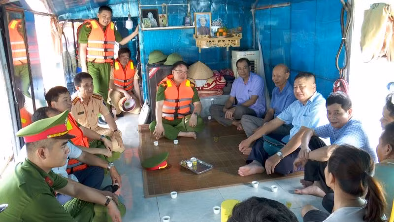 Đoàn công tác đến tận các thuyền để động viên, tuyên truyền pháp luật cho các hộ dân. (Ảnh: ĐỨC THẮNG)