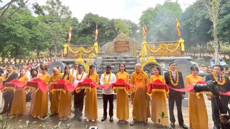 Các đại biểu cắt băng khánh thành tại cây Bồ Đề thiêng. Các đại biểu cắt băng khánh thành tại cây Bồ Đề thiêng.