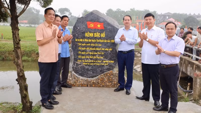 Các đại biểu gắn biển công trình "Kênh Bác Hồ" tại xã Khánh Cư. Các đại biểu gắn biển công trình "Kênh Bác Hồ" tại xã Khánh Cư.