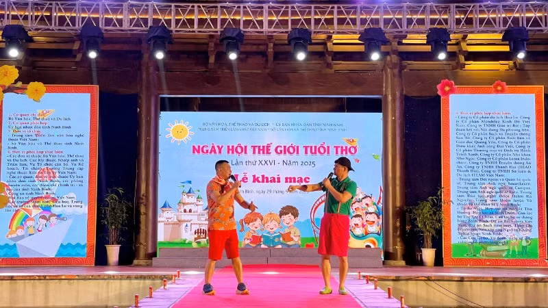 Tiết mục giao lưu nghệ thuật đặc sắc với Nghệ sĩ Nhân dân Xuân Bắc và Nghệ sĩ Nhân dân Tự Long tại lễ khai mạc Ngày hội.