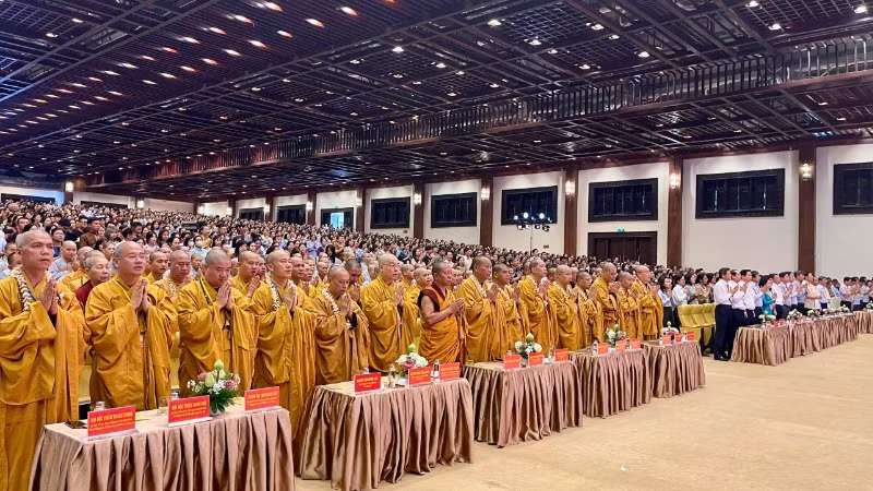 Các đại biểu trang nghiêm niệm Phật cầu gia bị, cử Quốc ca, Đạo ca tại Đại lễ. Các đại biểu trang nghiêm niệm Phật cầu gia bị, cử Quốc ca, Đạo ca tại Đại lễ.