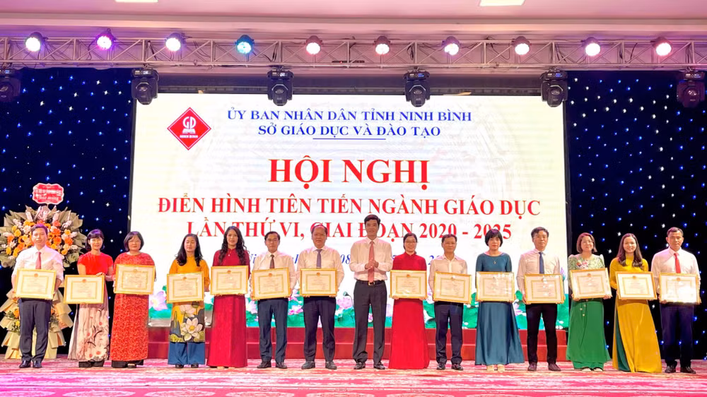 Lãnh đạo Sở Giáo dục và Đào tạo tỉnh Ninh Bình trao giấy khen cho các cá nhân có thành tích xuất sắc trong phong trào thi đua yêu nước, giai đoạn 2020-2025.