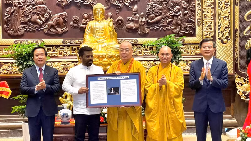 Tổng thống Sri Lanka Anura Kumara Dissanayaka tặng Nghị quyết công nhận ngày Vesak cho Giáo hội Phật giáo Việt Nam. Tổng thống Sri Lanka Anura Kumara Dissanayaka tặng Nghị quyết công nhận ngày Vesak cho Giáo hội Phật giáo Việt Nam.