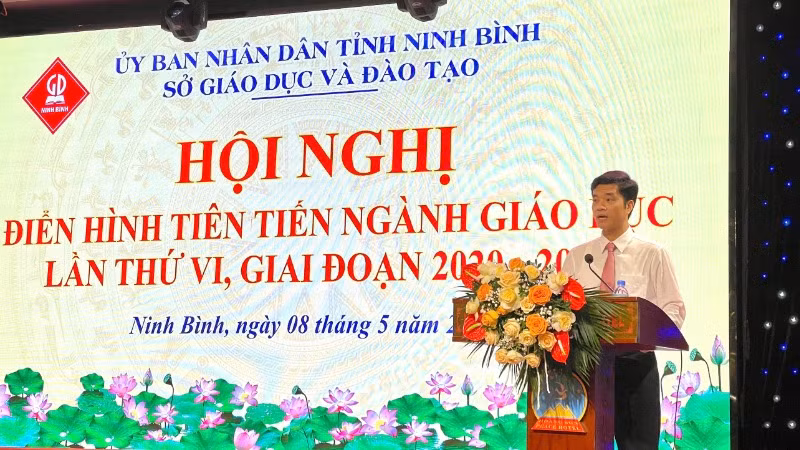 Đồng chí Phan Thành Công, Giám đốc Sở Giáo dục và Đào tạo tỉnh Ninh Bình phát biểu tại hội nghị.