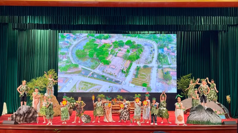 Trình diễn “Trang phục vườn thuốc đời người” tại Hội thảo với thông điệp thuốc nam cùng sức khỏe người Việt, lan tỏa tinh thần dược liệu trong cộng đồng. 