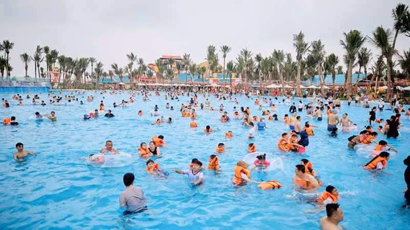 Hàng nghìn du khách đã đến tham quan, trải nghiệm các dịch vụ tại Sun World Hà Nam ngay ngày đầu khai trương.