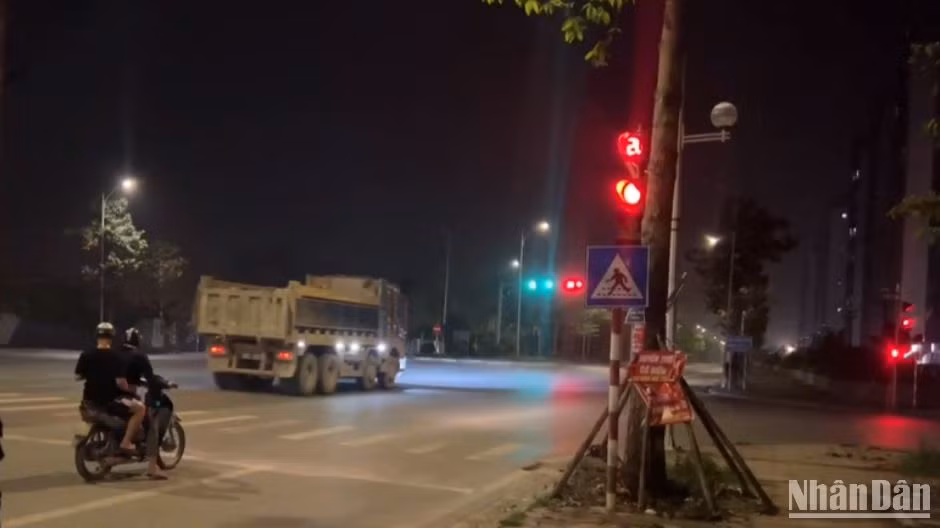 Xe tải phóng nhanh, vượt đèn đỏ khiến nhiều người tham gia giao thông lo sợ. (Ảnh: LÊ ĐỨC)
