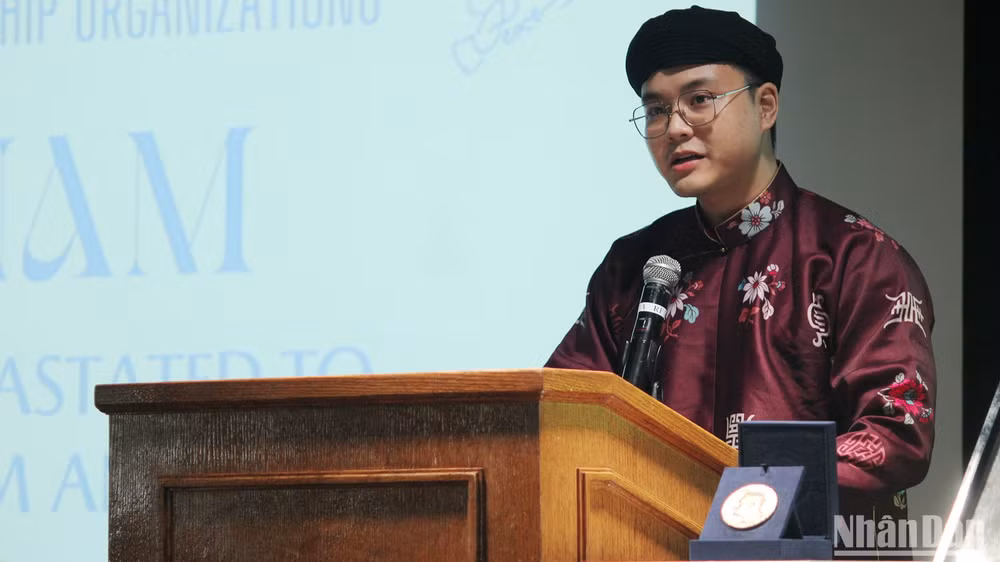 Đại diện Đoàn Thanh niên VUFO trình bày giới thiệu về Việt Nam.