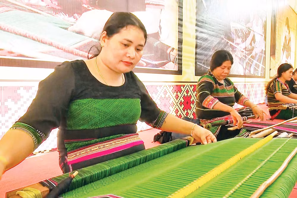 Nghệ nhân người M'Nông ở Đắk Nông góp phần bảo tồn, phát huy nghề dệt thổ cẩm của dân tộc mình.