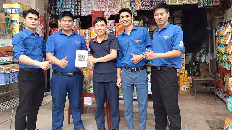 Huyện đoàn Triệu Sơn giúp các hộ kinh doanh thực hiện mô hình thanh toán không dùng tiền mặt.