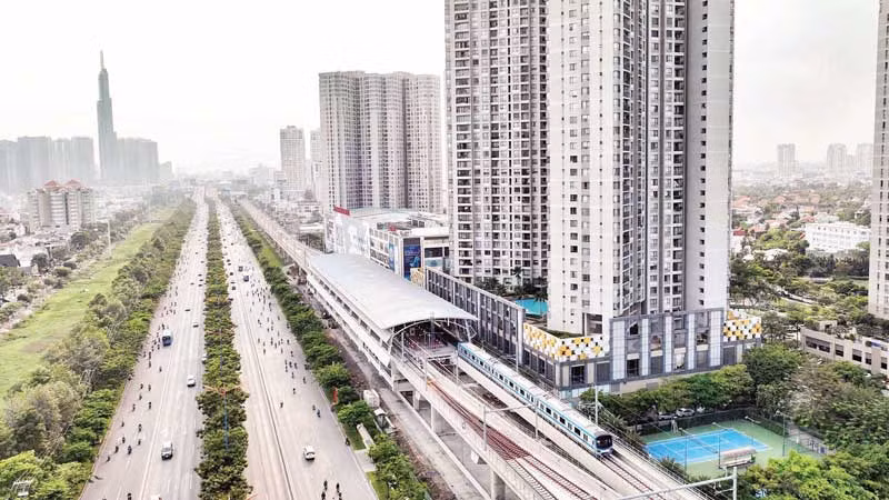 Ngày 26/4/2023, Ban Quản lý Đường sắt đô thị đã phối hợp cùng Công ty Hitachi tổ chức buổi chạy thử nghiệm đoàn tàu metro từ Ga Bến xe Suối Tiên đến Ga An Phú thuộc Tuyến metro số 1 (Bến Thành-Suối Tiên). Lộ trình dài khoảng 12,3km. (Ảnh: THẾ ANH)