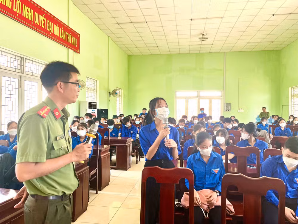 Cán bộ Công an tỉnh Quảng Ngãi tập huấn về kỹ năng sử dụng mạng xã hội và nhận diện các nguy cơ, rủi ro trên không gian mạng cho đoàn viên, thanh niên xã Nghĩa Hiệp, huyện Tư Nghĩa.