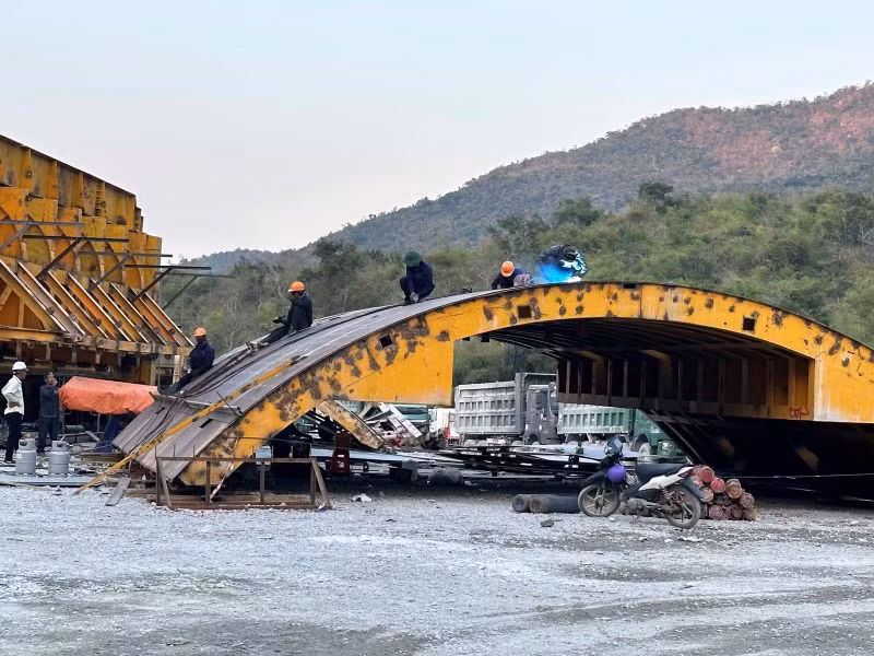Công nhân cơ khí sửa chữa, gia cố khung vòm để bảo đảm phương tiện thực hiện phương án phù hợp cho việc thi công trong hầm bảo đảm an toàn kết cấu trong hầm núi Vung trước sự cố địa chất yếu.