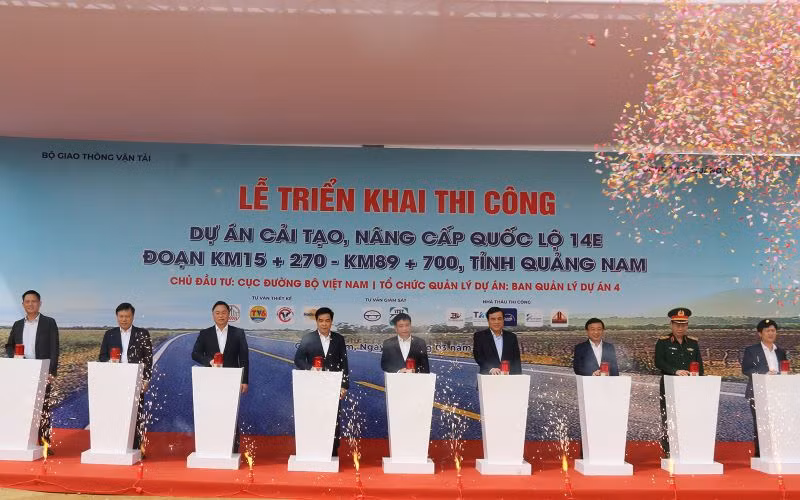 Các đại biểu bấm nút triển khai thi công Dự án cải tạo, nâng cấp quốc lộ 14E đoạn tỉnh Quảng Nam. Các đại biểu bấm nút triển khai thi công Dự án cải tạo, nâng cấp quốc lộ 14E đoạn tỉnh Quảng Nam.
