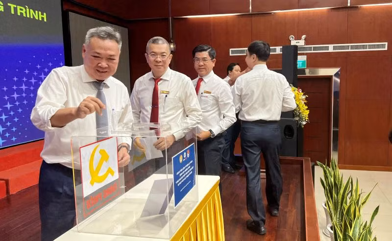 Ban lãnh đạo Tổng công ty Điện lực đóng góp kinh phí cho chương trình “Cùng ngư dân thắp sáng đèn trên biển” giai đoạn 2023-2025.