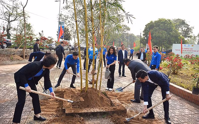 Đại diện Thành đoàn Hà Nội và các đơn vị liên quan tham gia chương trình trồng cây hưởng ứng Tháng Thanh niên năm 2023.