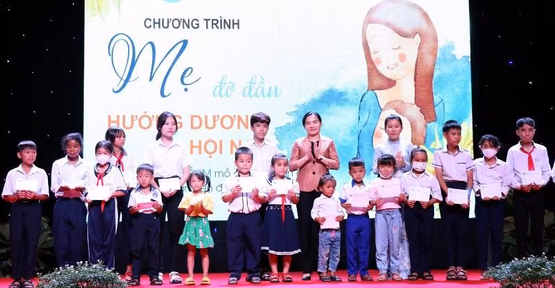 Gần 250 trẻ mồ côi tại Phú Yên được nhận đỡ đầu đến năm 18 tuổi.