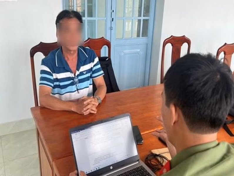 Cán bộ công an làm việc với ông T.