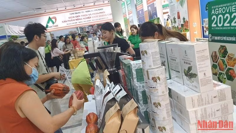 Người dân Hà Nội tham quan mua sắm tại Hội chợ ngày 15/9. (Ảnh: THANH TRÀ) Người dân Hà Nội tham quan mua sắm tại Hội chợ ngày 15/9. (Ảnh: THANH TRÀ)