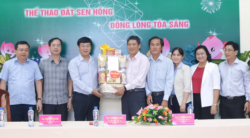 Bí thư Tỉnh ủy Đồng Tháp Lê Quốc Phong tặng quà Trường Phổ thông Năng khiếu, Huấn luyện và Thi đấu thể dục thể thao tỉnh Đồng Tháp.