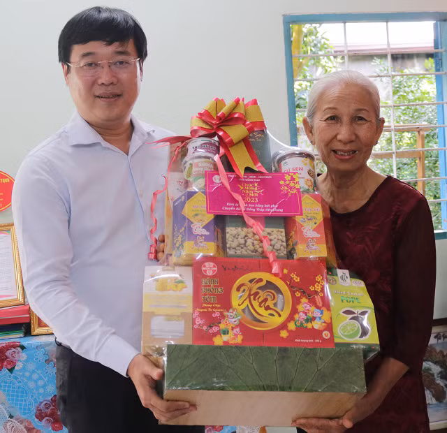 Bí thư Tỉnh ủy Đồng Tháp Lê Quốc Phong chúc Tết và trao quà cho cô Huỳnh Thị Thu. (Ảnh: MỸ XUYÊN) Bí thư Tỉnh ủy Đồng Tháp Lê Quốc Phong chúc Tết và trao quà cho cô Huỳnh Thị Thu. (Ảnh: MỸ XUYÊN)