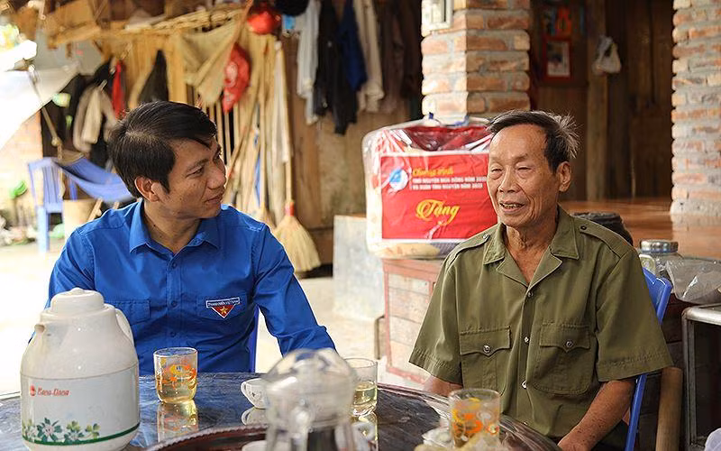 Bí thư Thường trực Trung ương Đoàn, Chủ tịch Hội Liên hiệp thanh niên Việt Nam Nguyễn Ngọc Lương đến thăm hỏi, trao quà tặng cựu chiến binh có hoàn cảnh khó khăn trên địa bàn huyện Đà Bắc (tỉnh Hòa Bình).