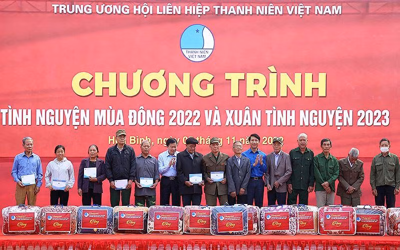 Đại diện Ban Tổ chức trao quà tặng người có công, hộ gia đình hoàn cảnh khó khăn tại chương trình.