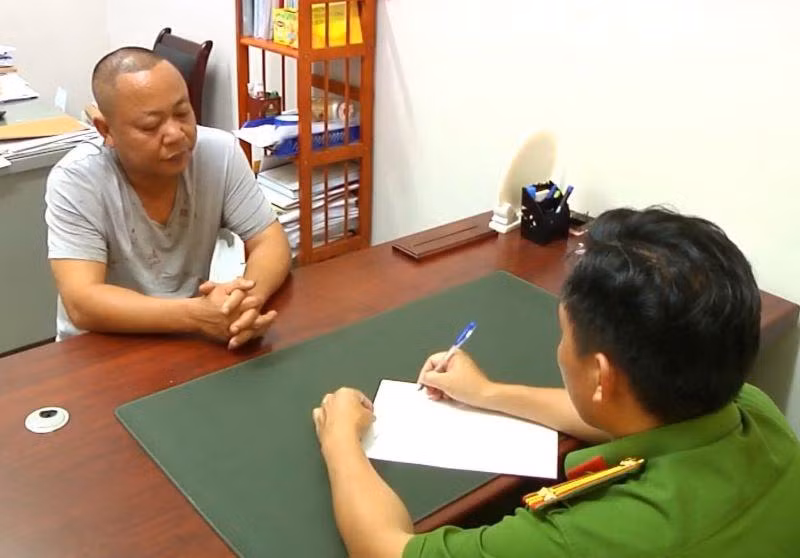 Cán bộ công an lấy lời khai đối tượng Nguyễn Văn Công.