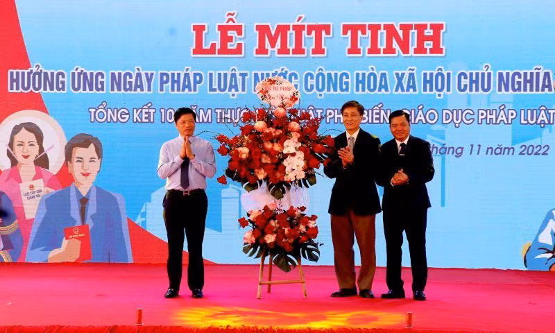 Thứ trưởng Bộ Tư pháp Nguyễn Khánh Ngọc tặng hoa chúc mừng Hội đồng phối hợp phổ biến, giáo dục pháp luật tỉnh Bắc Ninh.