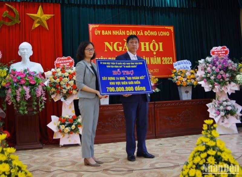 Ủy ban Mặt trận Tổ quốc Việt Nam tỉnh Thái Bình tặng kinh phí hỗ trợ xây dựng nhà "Đại đoàn kết" khu vực biên giới biển. Ủy ban Mặt trận Tổ quốc Việt Nam tỉnh Thái Bình tặng kinh phí hỗ trợ xây dựng nhà "Đại đoàn kết" khu vực biên giới biển.