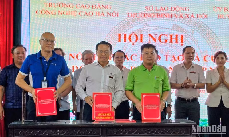 Ký kết hợp đồng nguyên tắc trong hợp tác đào tạo nghề giữa Trường cao đẳng công nghệ cao Hà Nội với 2 doanh nghiệp FDI của tỉnh Thái Bình chiều 11/6/2024.