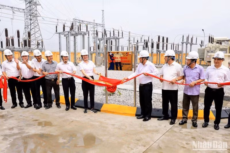 Các đại biểu thực hiện nghi thức gắn biển công trình.