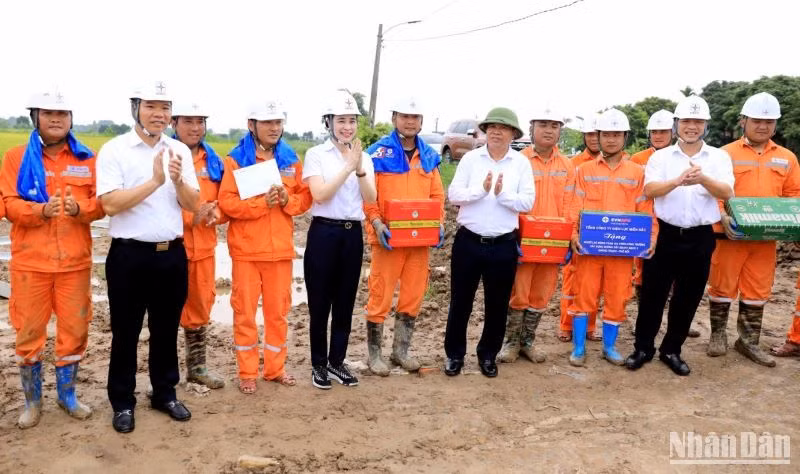 Lãnh đạo Tổng công ty Điện lực miền Bắc và Ủy ban nhân dân tỉnh Thái Bình tặng quà động viên cán bộ, kỹ sư trên công trường thi công.