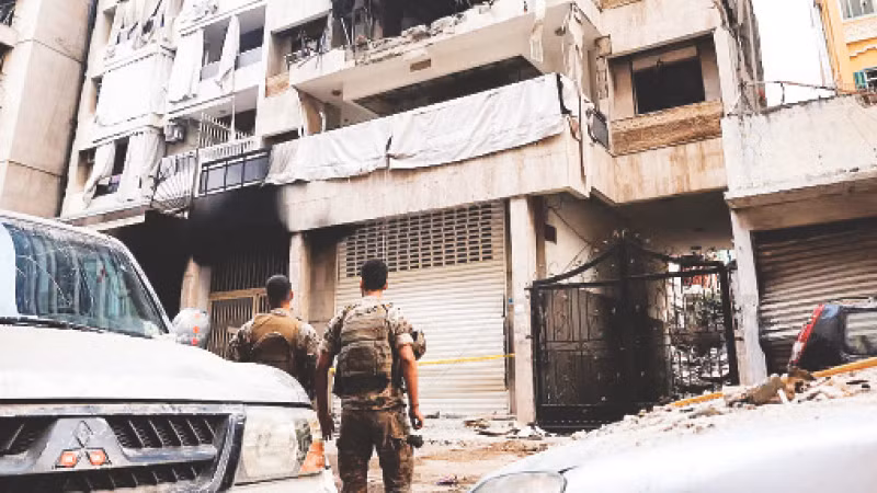 Một tòa nhà ở thủ đô Beirut bị phá hủy do trúng bom. (Ảnh REUTERS)