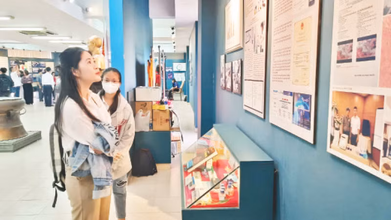 Sinh viên Đại học Quốc gia Thành phố Hồ Chí Minh tham quan Phòng trưng bày thực tại mở rộng “Không gian văn hóa Hồ Chí Minh”. 