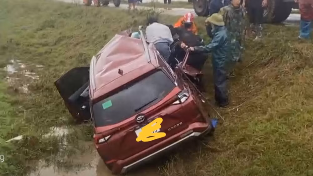 Người dân địa phương khẩn trương cứu hộ, đưa các nạn nhân đi cấp cứu tại các cơ sở y tế trên địa bàn.