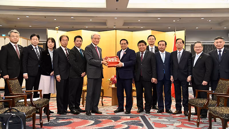 Thủ tướng Phạm Minh Chính chụp ảnh lưu niệm với Thống đốc tỉnh Tochigi Tomikazu Fukuda. Thủ tướng Phạm Minh Chính chụp ảnh lưu niệm với Thống đốc tỉnh Tochigi Tomikazu Fukuda.