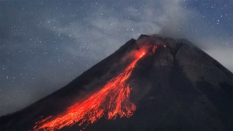 Dung nham phun trào từ núi lửa Merapi, nhìn từ làng Wonokerto, Yogyakarta, Indonesia, ngày 9/8/2023. (Ảnh: AFP/TTXVN) 